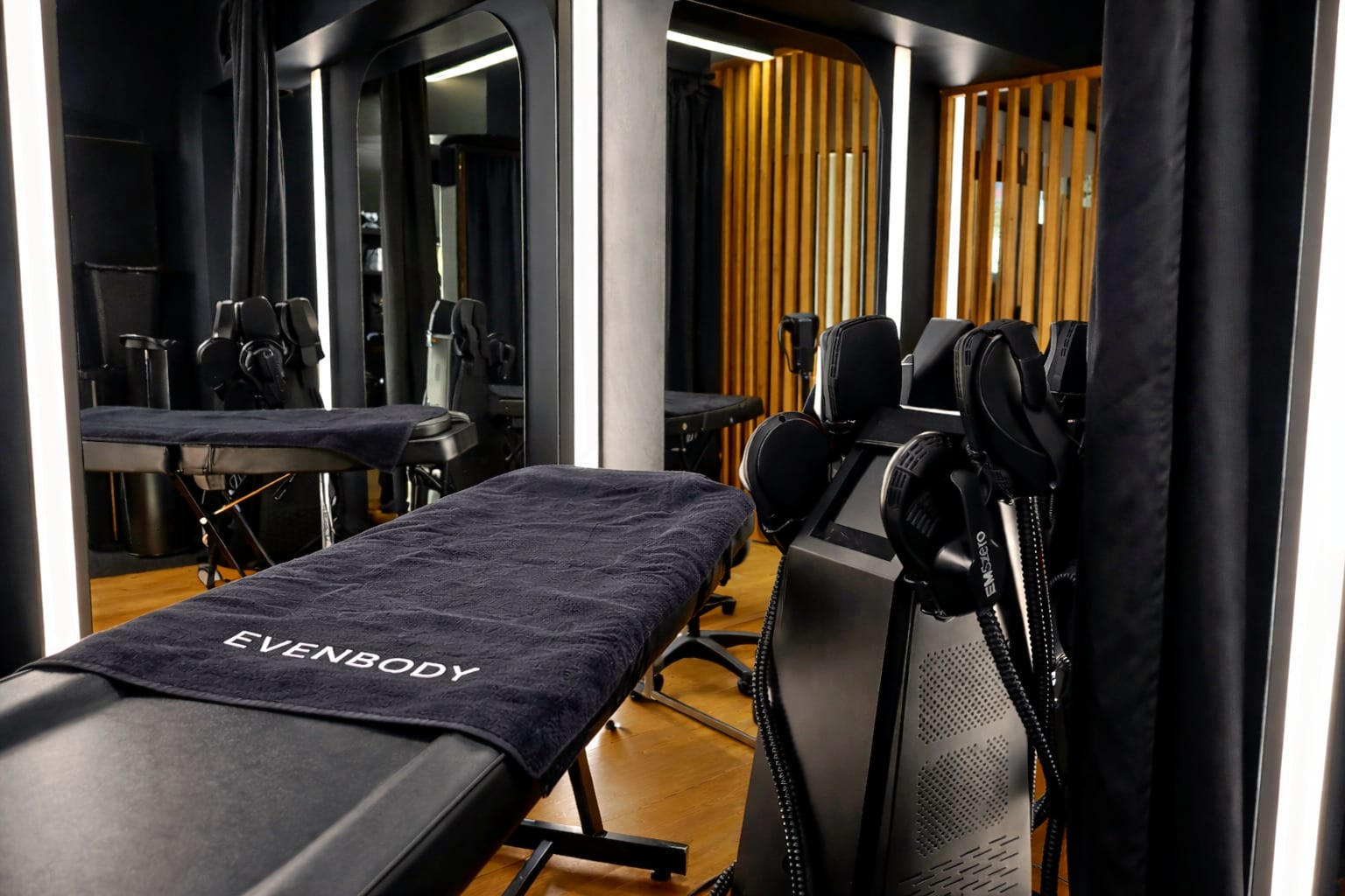Espace EM Sculpt et table de soin du centre