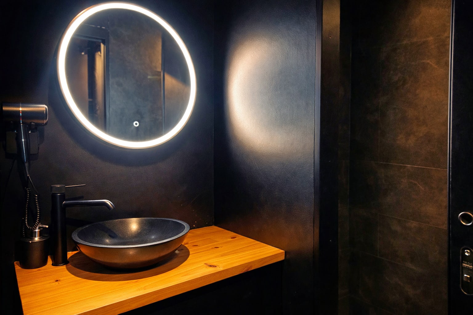Salle de bain avec douche et miroir lumineux